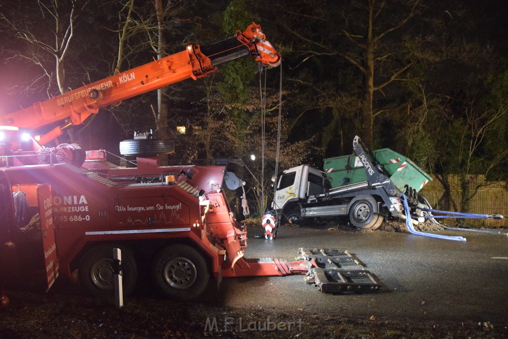 Container LKW umgestuerzt Koeln Brueck Bruecker- Dellbruecker Mauspfad P427.JPG - Miklos Laubert